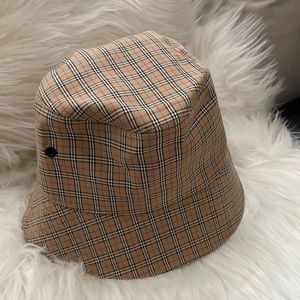 Burberry bucket hats for women new with tag